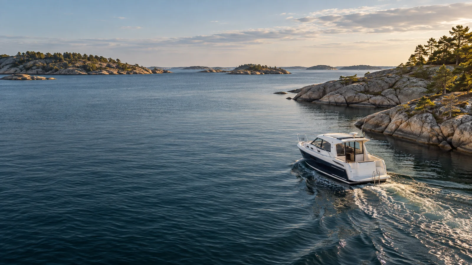 Motorbåt på lugnt vatten mellan svenska skärgårdsöar
